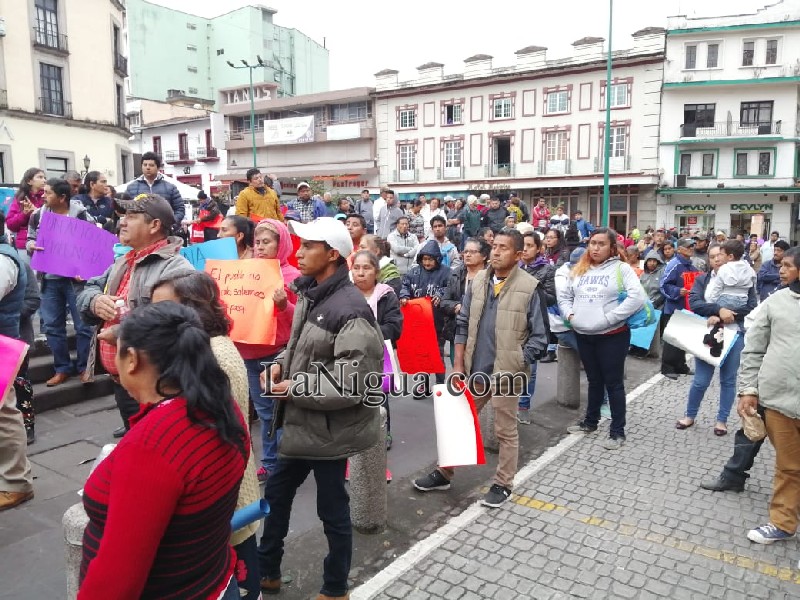 Tras marcha integrantes del PRD realizaron mitin pacífico frente a Palacio de Gobierno