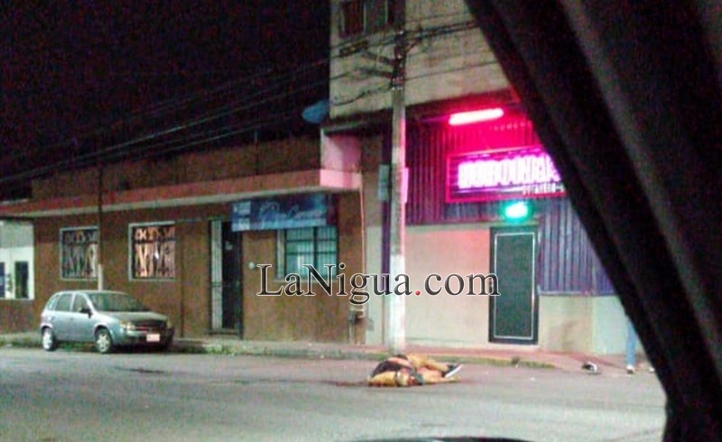 Dejan cuerpo de ejecutado frente a un conocido bar.