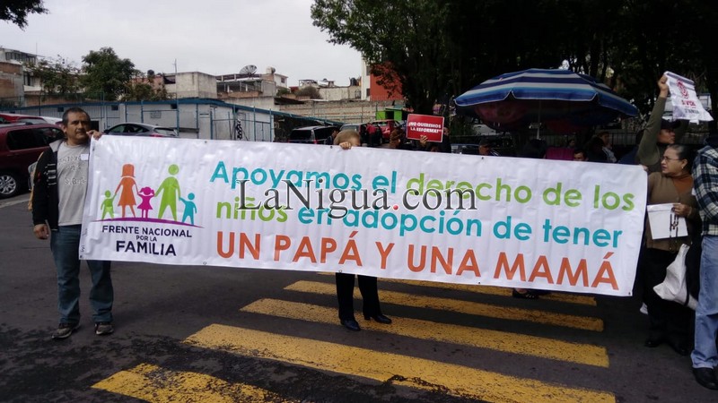 Se manifiestan integrantes de Más vida, Más Familia en Xalapa