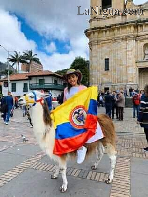 Hija de la alcaldesa de Totutla; se va de vacaciones a Bogotá, Colombia.