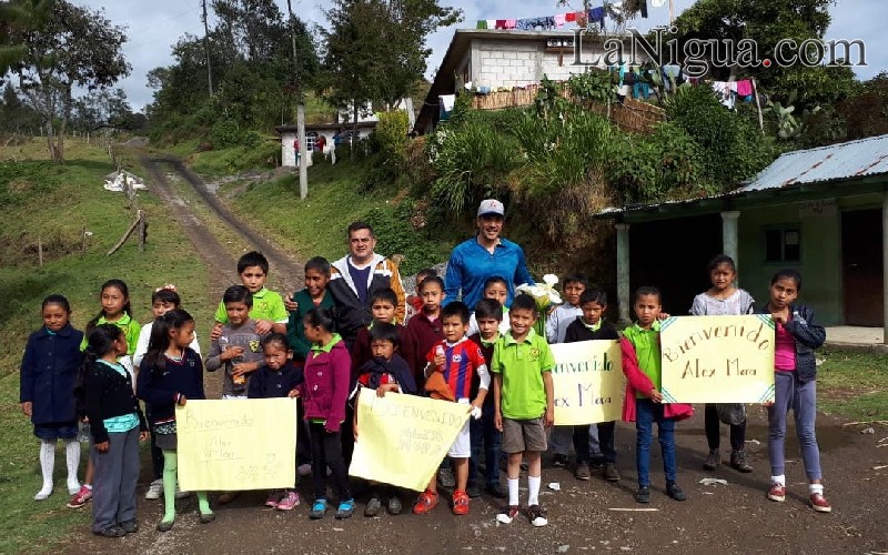Ultra-maratonista visita a pequeños en Alpatláhuac.