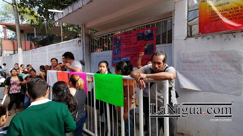 Toman padres telesecundaria