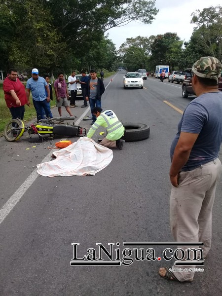 Muere motociclista al ser impactado por llanta de trailer