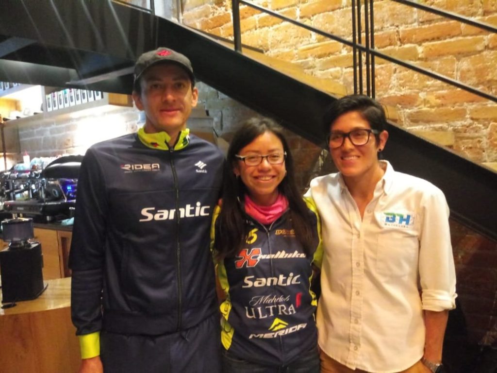 Alejandra Vázquez y Mario Rojas, super héroes en bicicleta y escalando