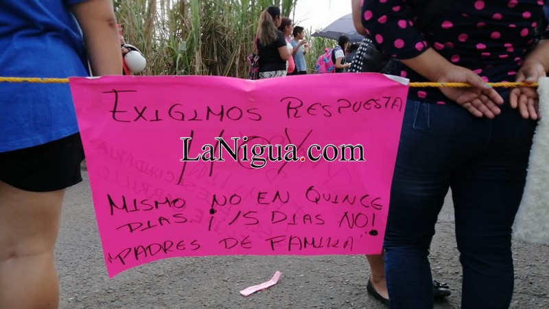 Padres de Familia de la telesecundaria Felipe Carrillo Puerto toman carretera Córdoba – Naranjal