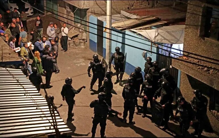 Pegan en el Metro carteles de Jovana “N”, mujer que se llevó a Fátima