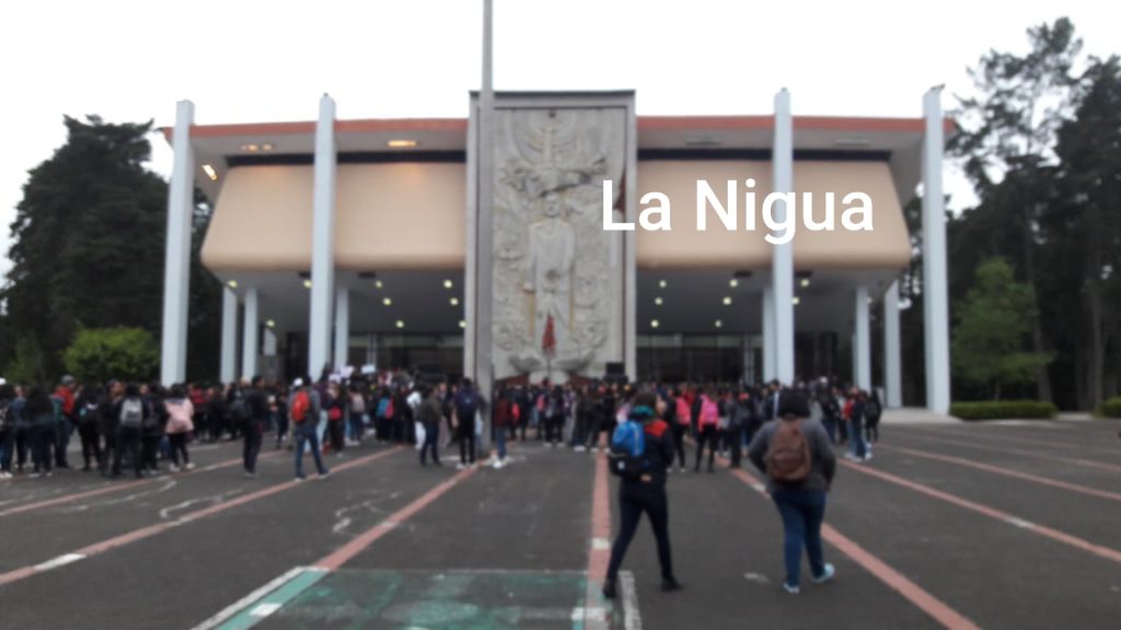 Se manifiestan alumnos de la Normal tras negarles la participación e las marchas del jueves