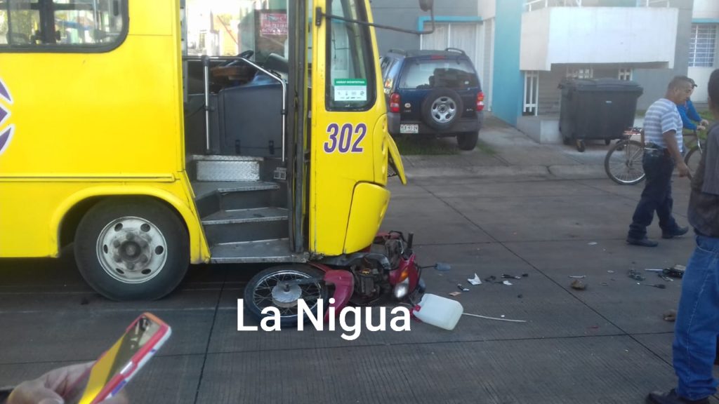 Autobus embiste y mata a motociclistas.