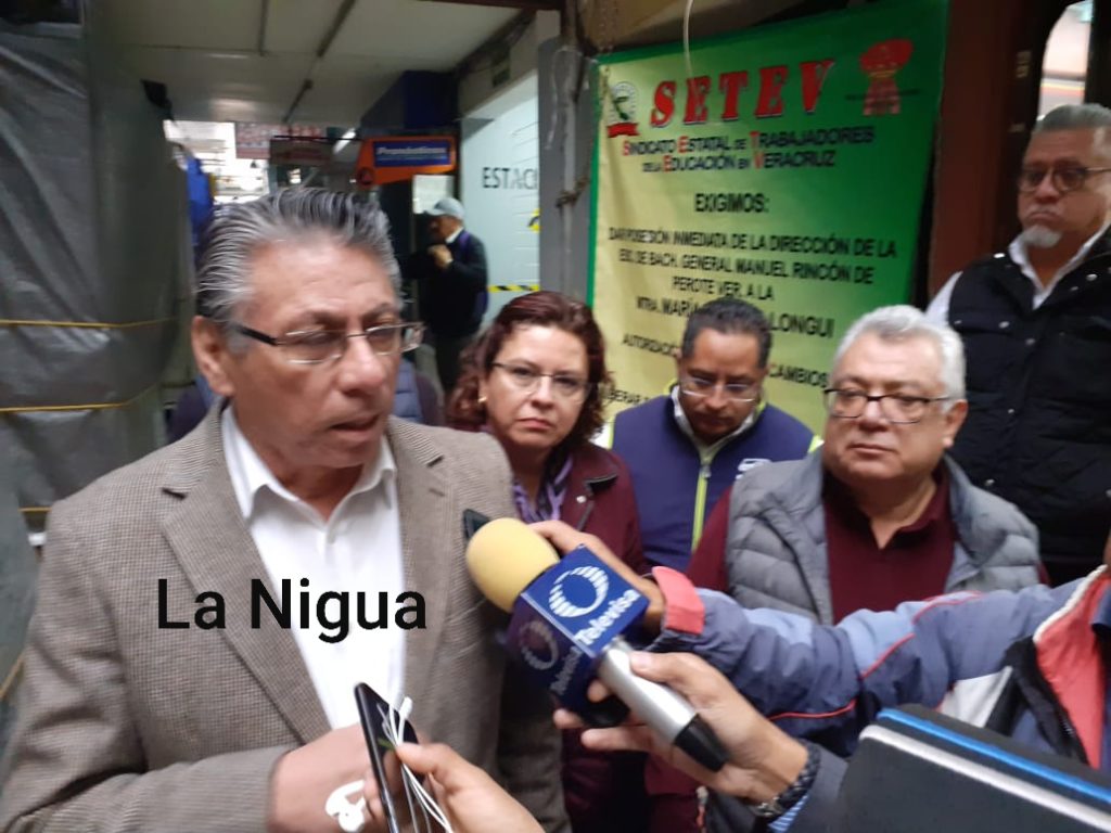 Toman oficinas del DGB para exigir que maestra sea directora de plantel en Perote