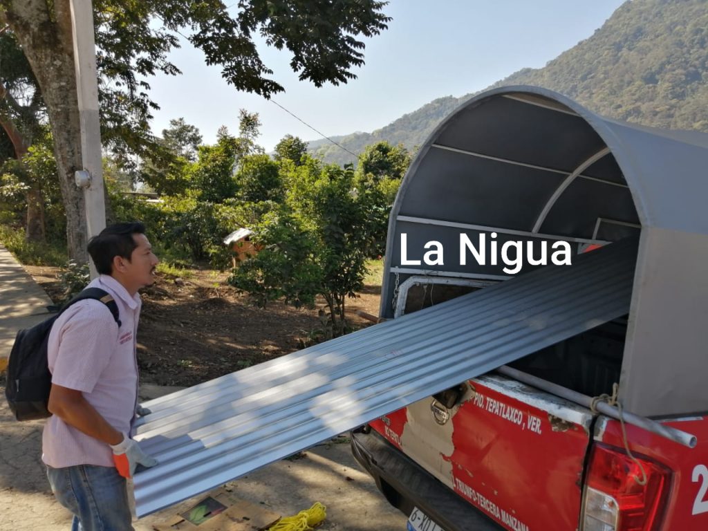 Entregan láminas de zinc a 36 familias en Tepatlaxco