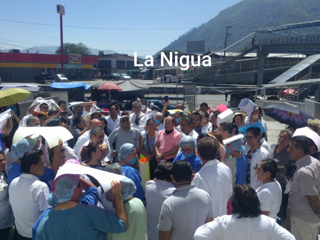 Trabajadores del Hospital Regional de Río Blanco exigen implementos de trabajo.