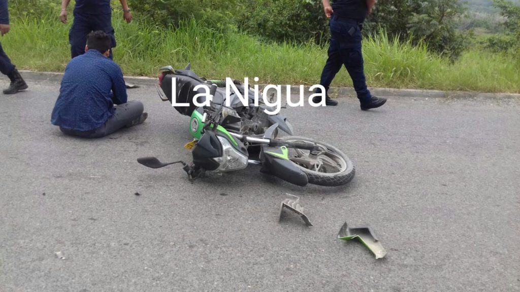 Se impacta motociclista contra camioneta en Espinal.