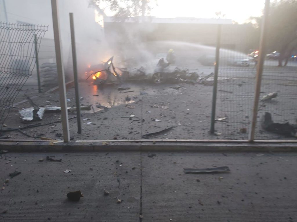 ESTALLA COCHE AL EXTERIOR DE CUARTEL DE LA GUARDIA NACIONAL EN CELAYA