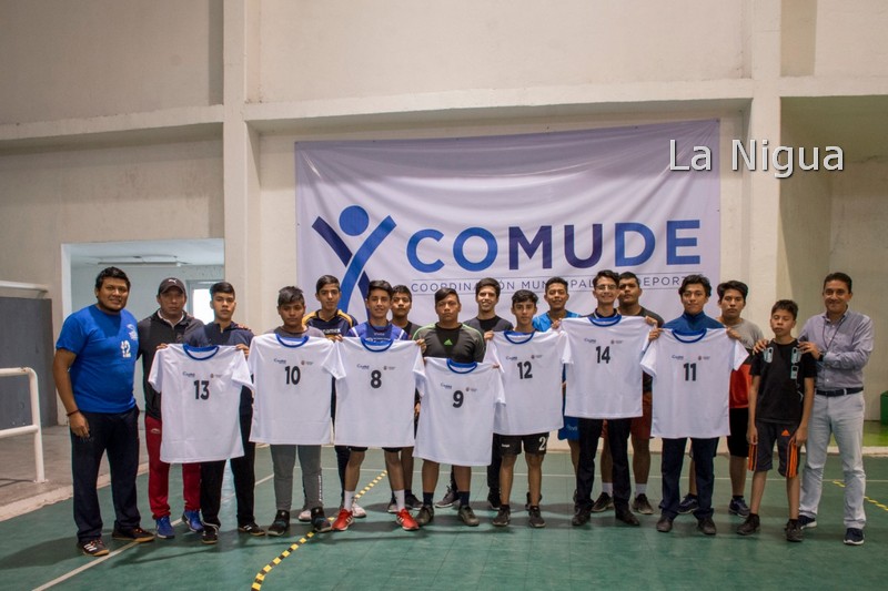 Equipo de Handball Córdoba recibe uniformes para participar en etapa estatal de Juegos CONADE 2020