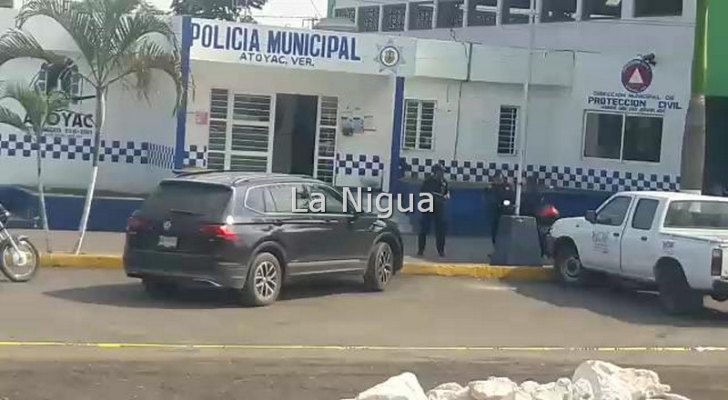 Atacan a balazos a hombre; logra resguardarse en Comandancia de la Policía de Atoyac.