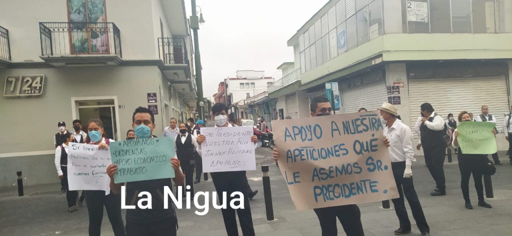 Meseros independientes se manifiestan afuera de palacio municipal.