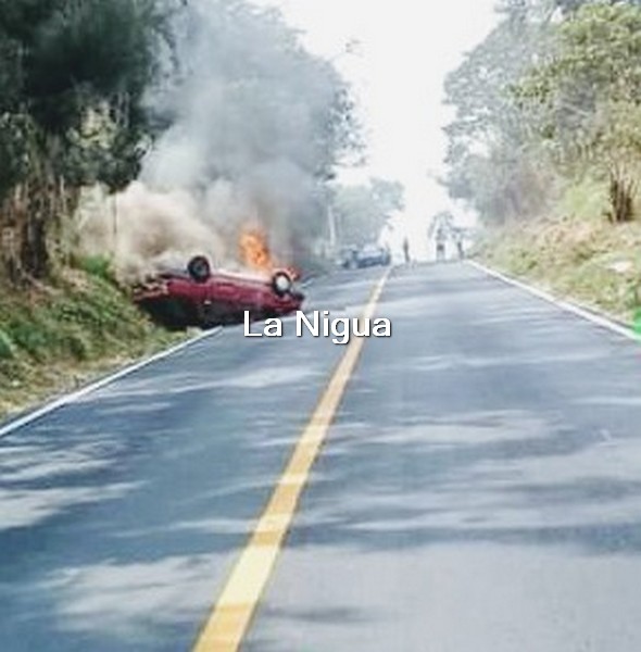 Tsuru se incendia tras volcar