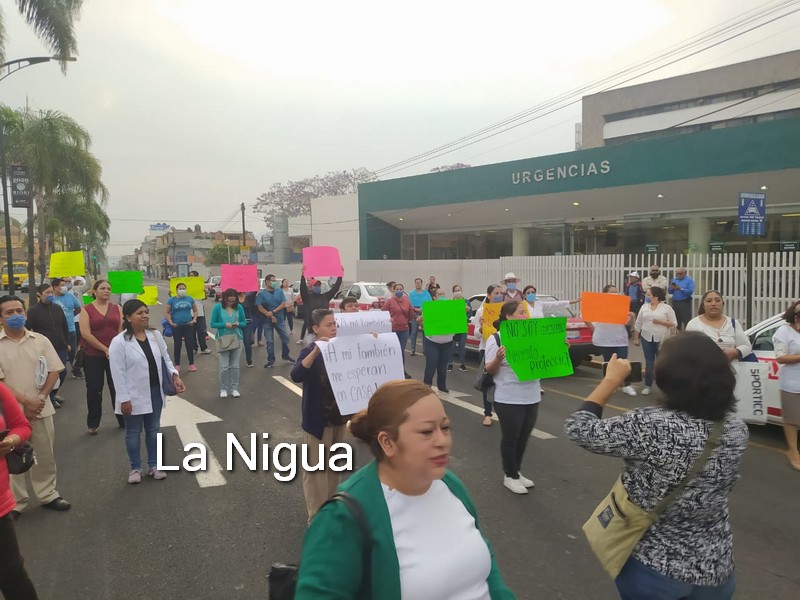 Trabajadores del Hospital General de Orizaba del IMSS exigen implementos de protección.