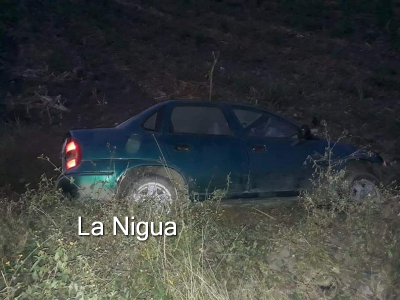 Se queda dormido al volante y se sale del camino