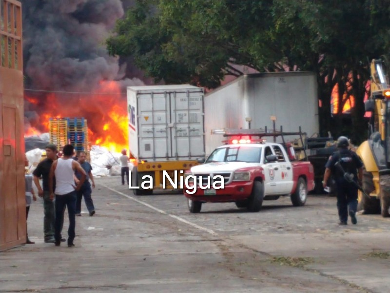 Arde recicladora en Ixtaczoquitlán.