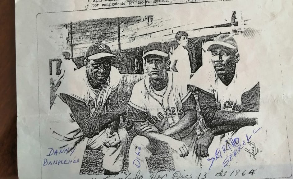 Dike Santana en juego de 18 inings y 54 outs, intervino en 36, sin error