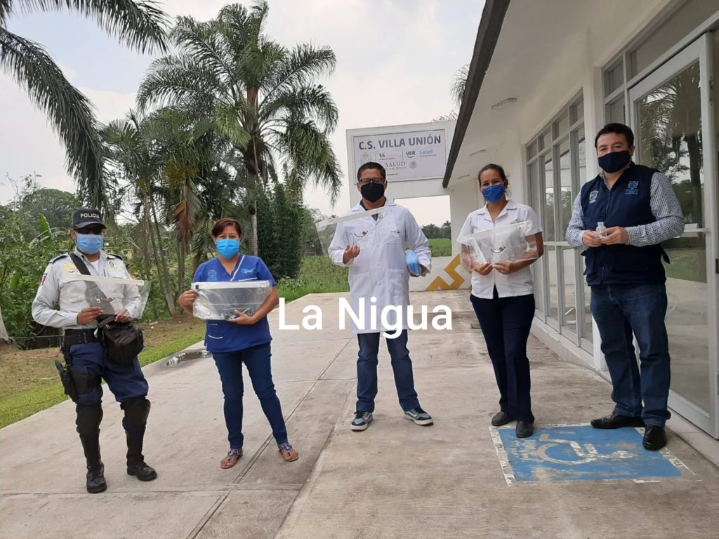 Entrega municipio de Fortín material de protección a persona médico