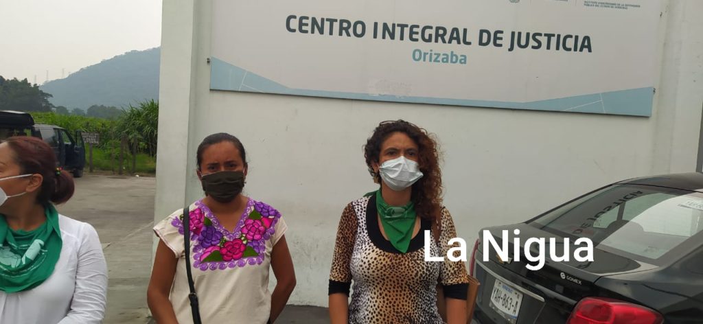 A 24 horas Lidia Rosas madre de niña atacada sexualmente continúa afuera de fiscalía esperando justicia.