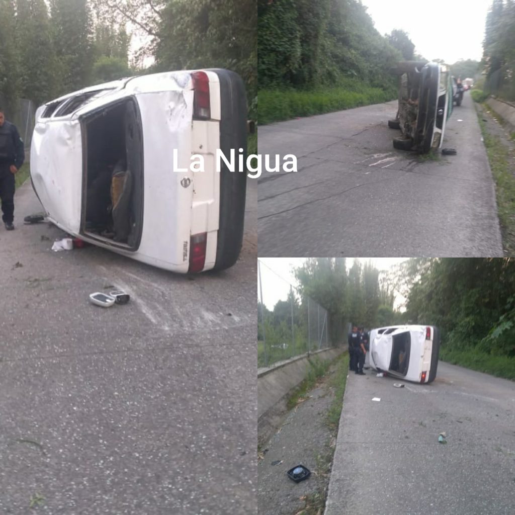 Vuelca Tsuru sobre la estatal a Alpatlahuac.