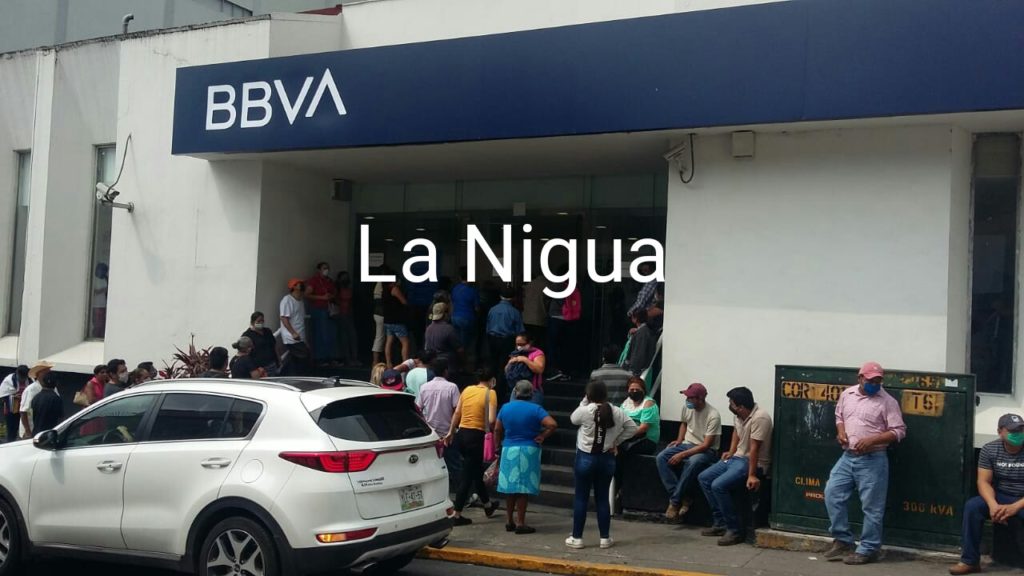 Pagan becas a estudiantes