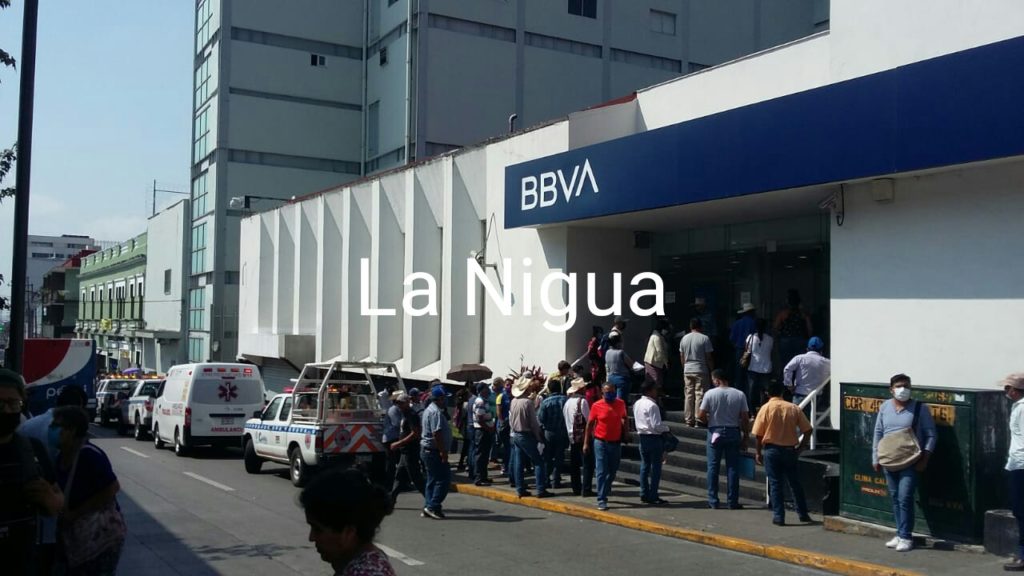 Aglomeración afuera del Bancomer provoca movilización de PC