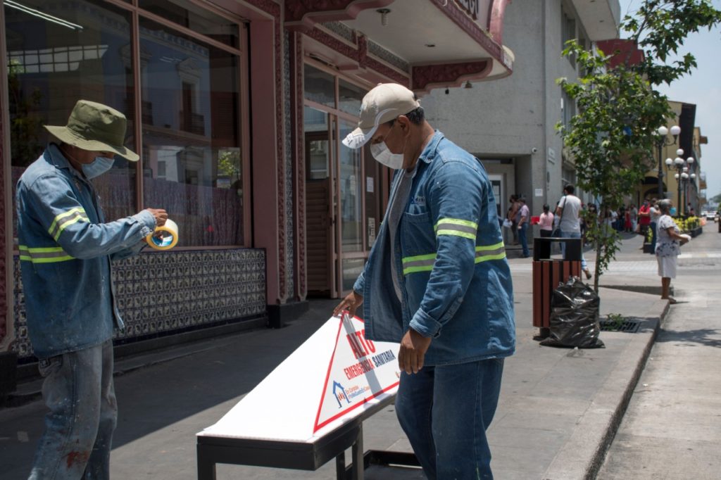 Bloquean uso de bancas en el centro de Córdoba ante emergencia sanitaria
