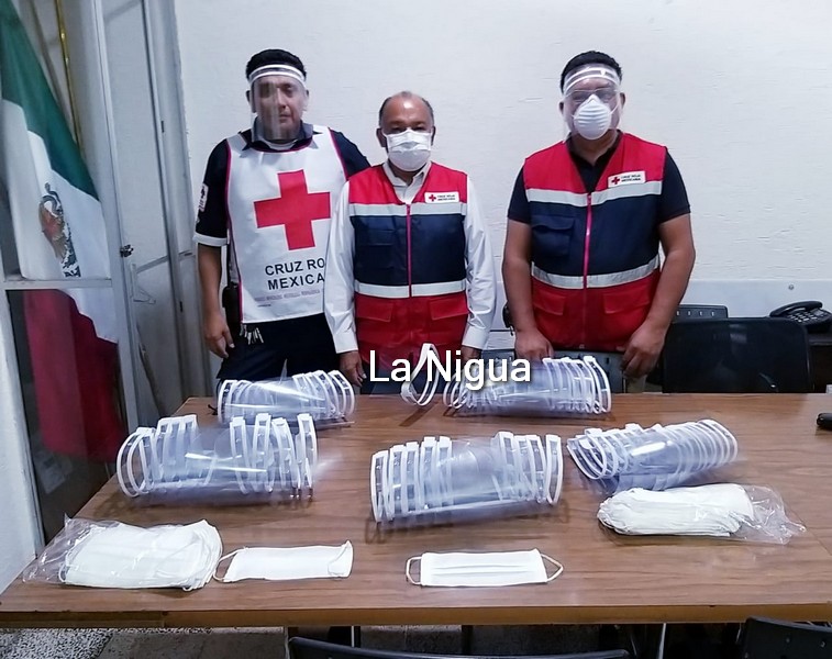 Guillermo Rivas dona a Cruz Roja equipo de protección.