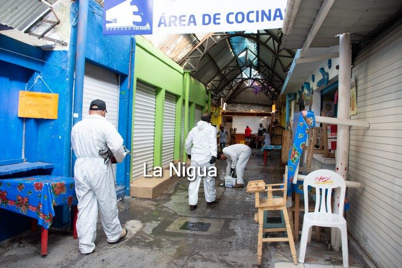 En colaboración con locatarios, desinfecta Ayuntamiento el Mercado “3 de agosto”