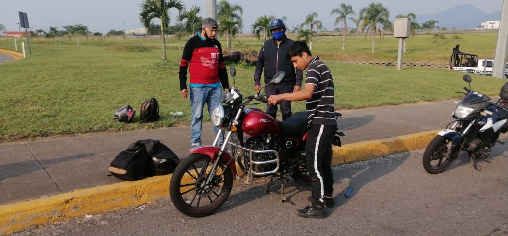 Automóvil impacta a motociclistas en el bulevar Tratados de Córdoba