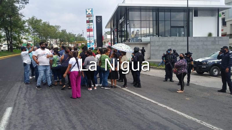 Comerciantes bloquean la carretera