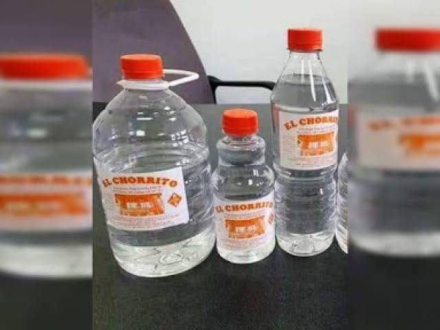 Mueren dos por tomar alcohól adulterado.