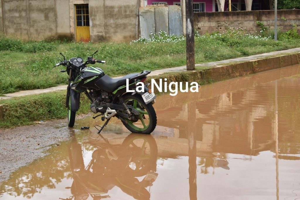 Abandonan motocicleta Italika tras persecución en Acayucan.