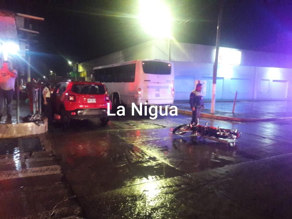 Lesionado motociclista tras chocar contra camioneta