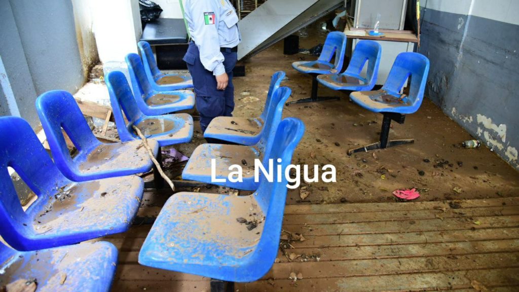 Centro de la salud Aca 1 y 2 destrozados por la lluvia que cayó anoche en Acayucan