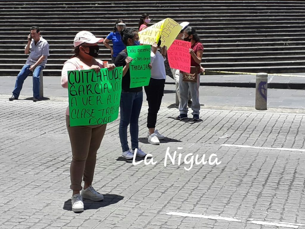 Marcha y bloqueo de calles por clausura de negocios