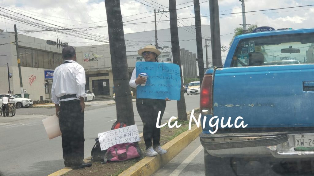 Ante la falta de trabajo meseros salen a botear en Córdoba