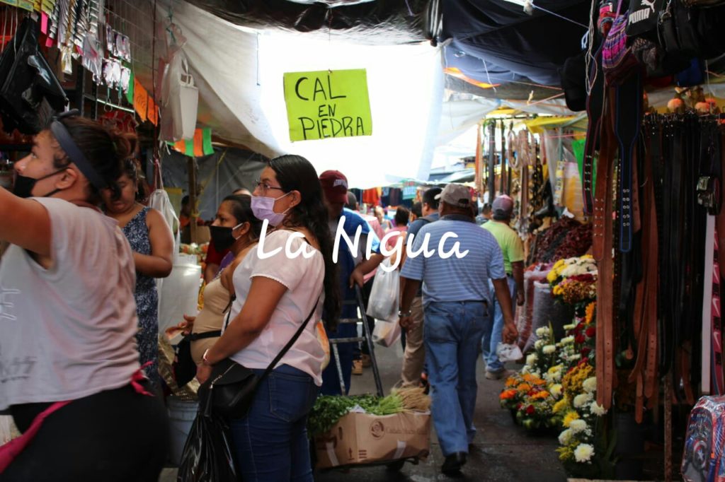 Gente abarrota mercado y tiendas en pleno foco rojo en Córdoba