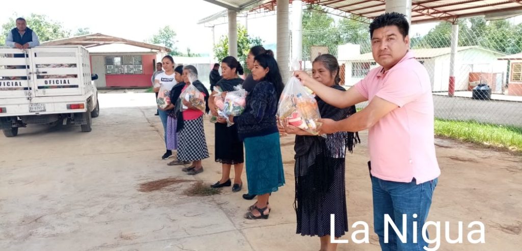 ALREDEDOR DE CUATRO MIL FAMILIAS DEL MUNICIPIO DE ASTACINGA ESTAN SIENDO BENEFICIADAS CON LA ENTREGA DE DESPENSAS COMO PARTE DEL APOYO SOLIDARIO ANTE LA CONTINGENCIA DEL COVID 19 INFORMO EL ALCALDE ANTONIO RAMIREZ ITEHUA