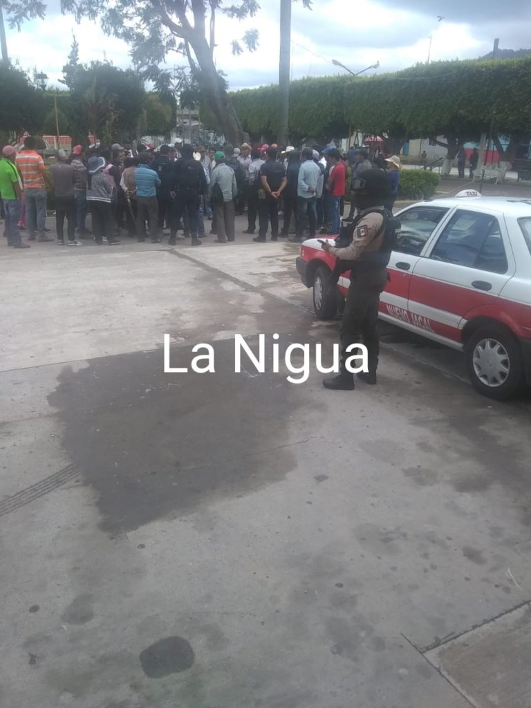 Se manifiestan frente a palacio de Calcahualco.