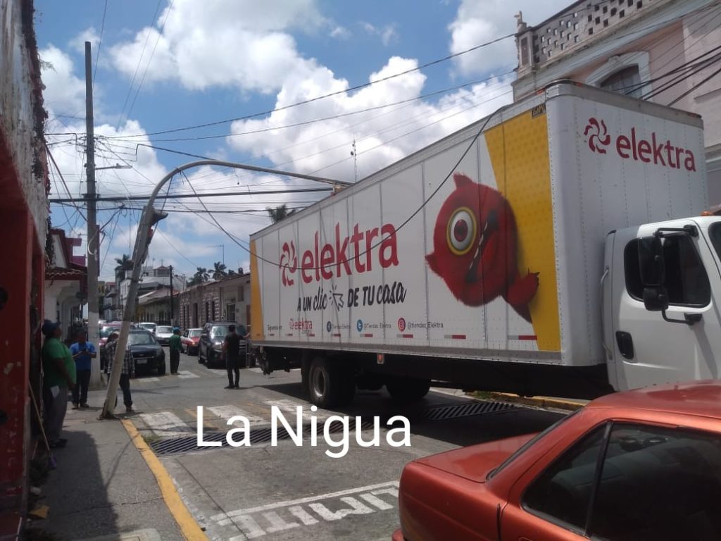 Se atora carro de carga Huatusco