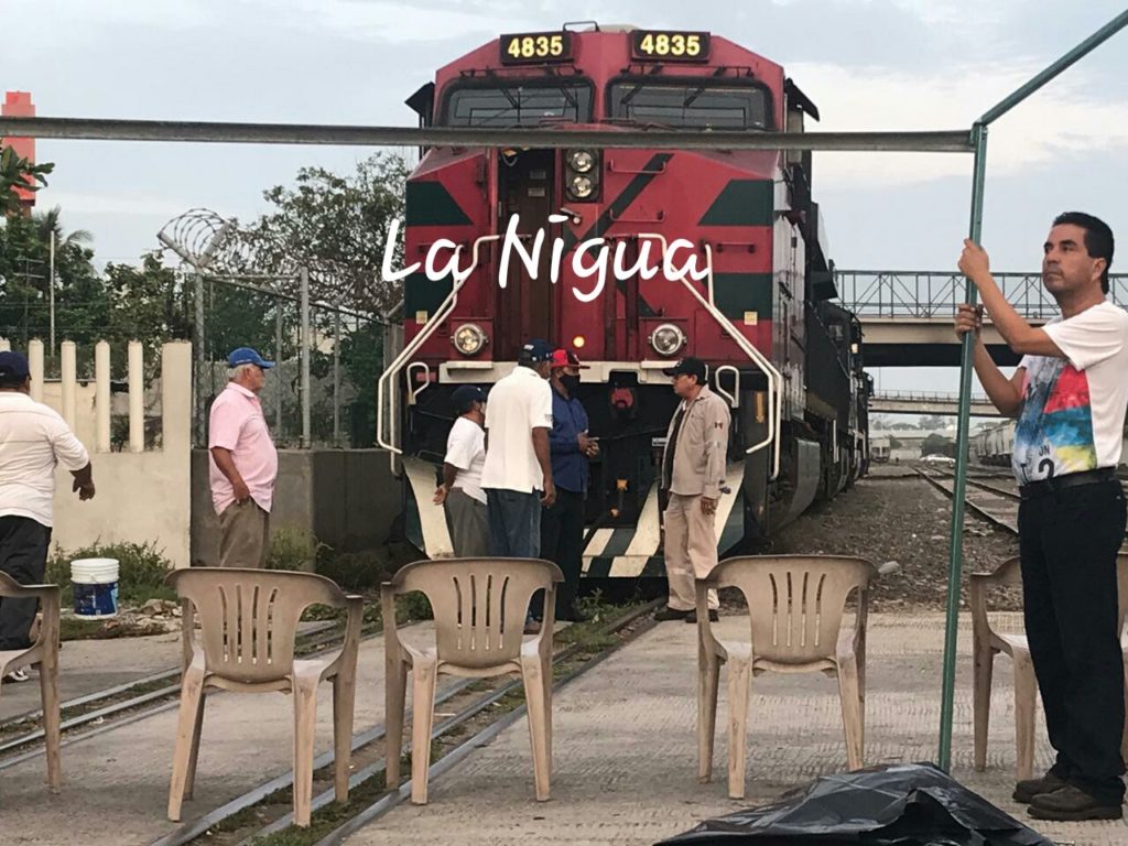 Sindicato Maniobrista cerraron los accesos a la entrada al edificio de servicios portuarios de Veracruz
