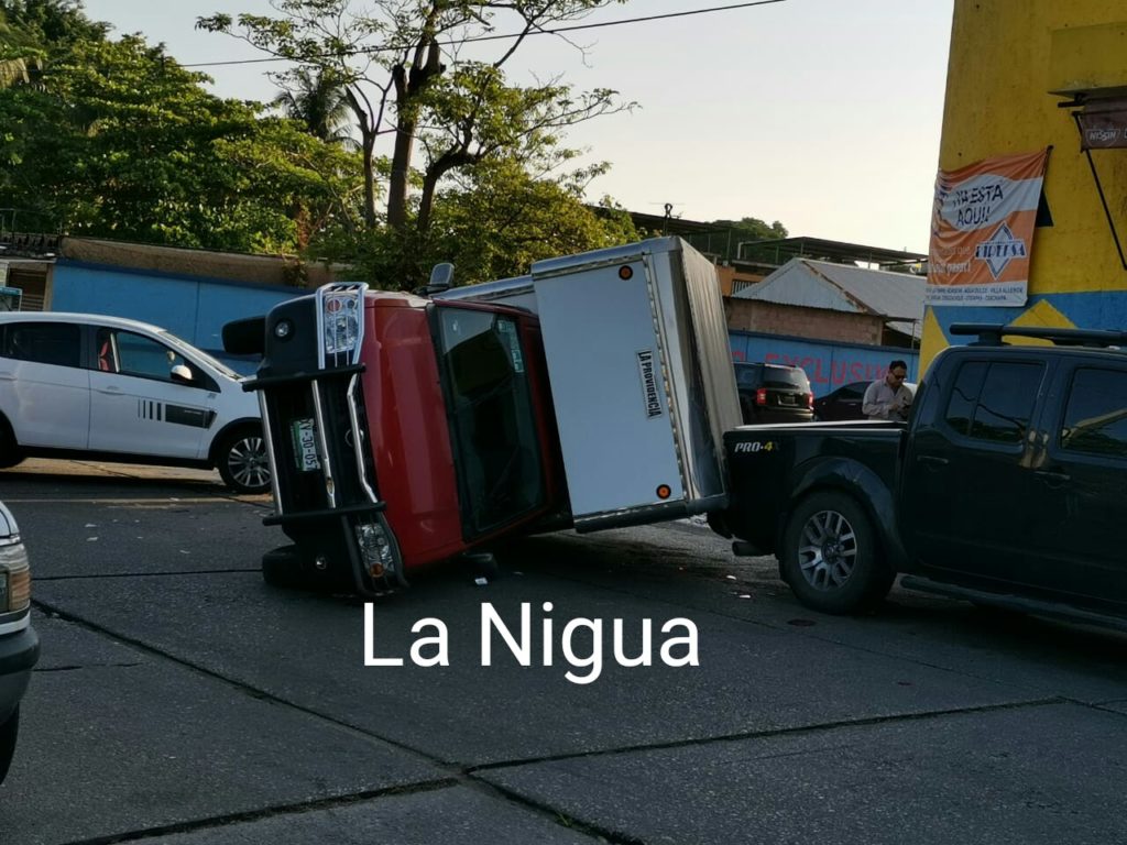 Camioneta es impactada y termina recostada sobre batea de segunda camioneta