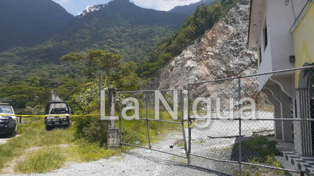 Semi enterrado en la ladera de un cerro.