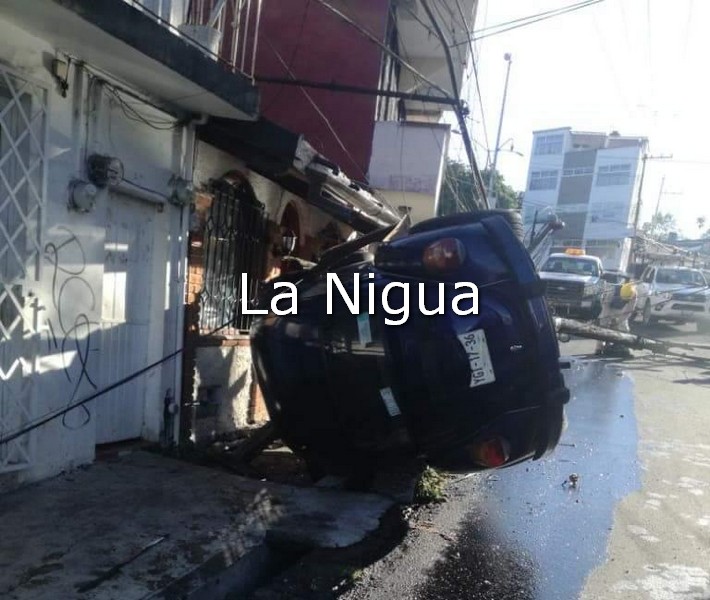 Se estrella contra poste, vuelca su unidad y huye.