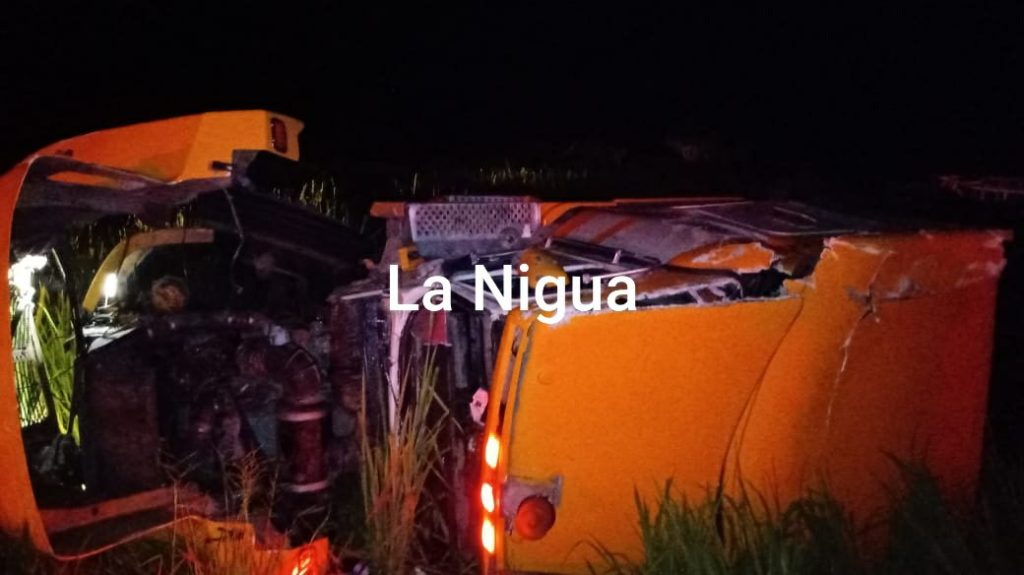 Conductor de tráiler de Pepsi termina volcado a la altura de Corral Nuevo